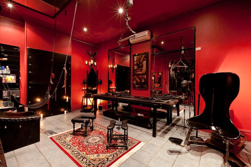 Красный зал для фотосессий в Москве - БДСМ комната, эротические съемки